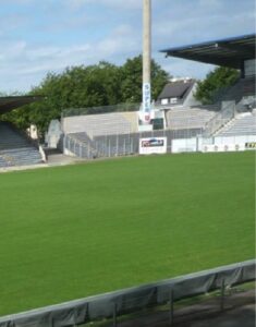 Entretien de pelouse de sport.